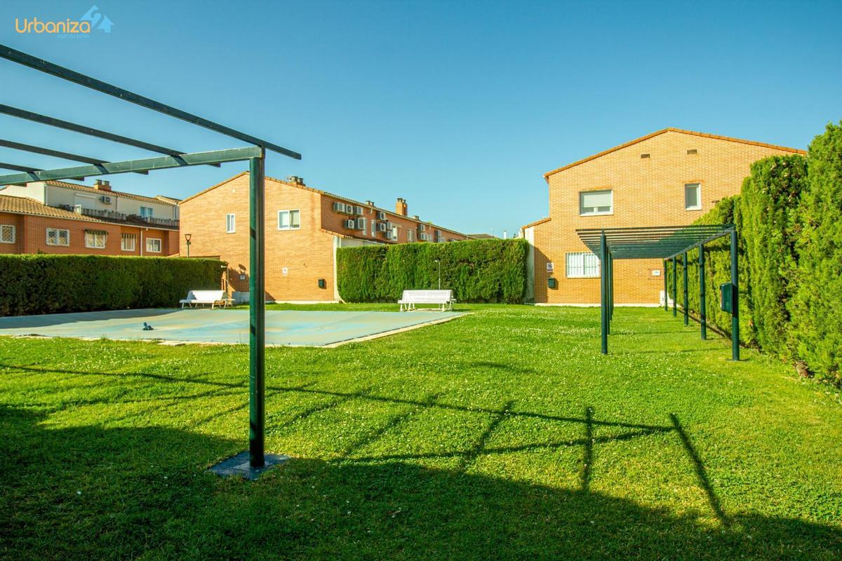 Casa en venta con piscina en Badajoz