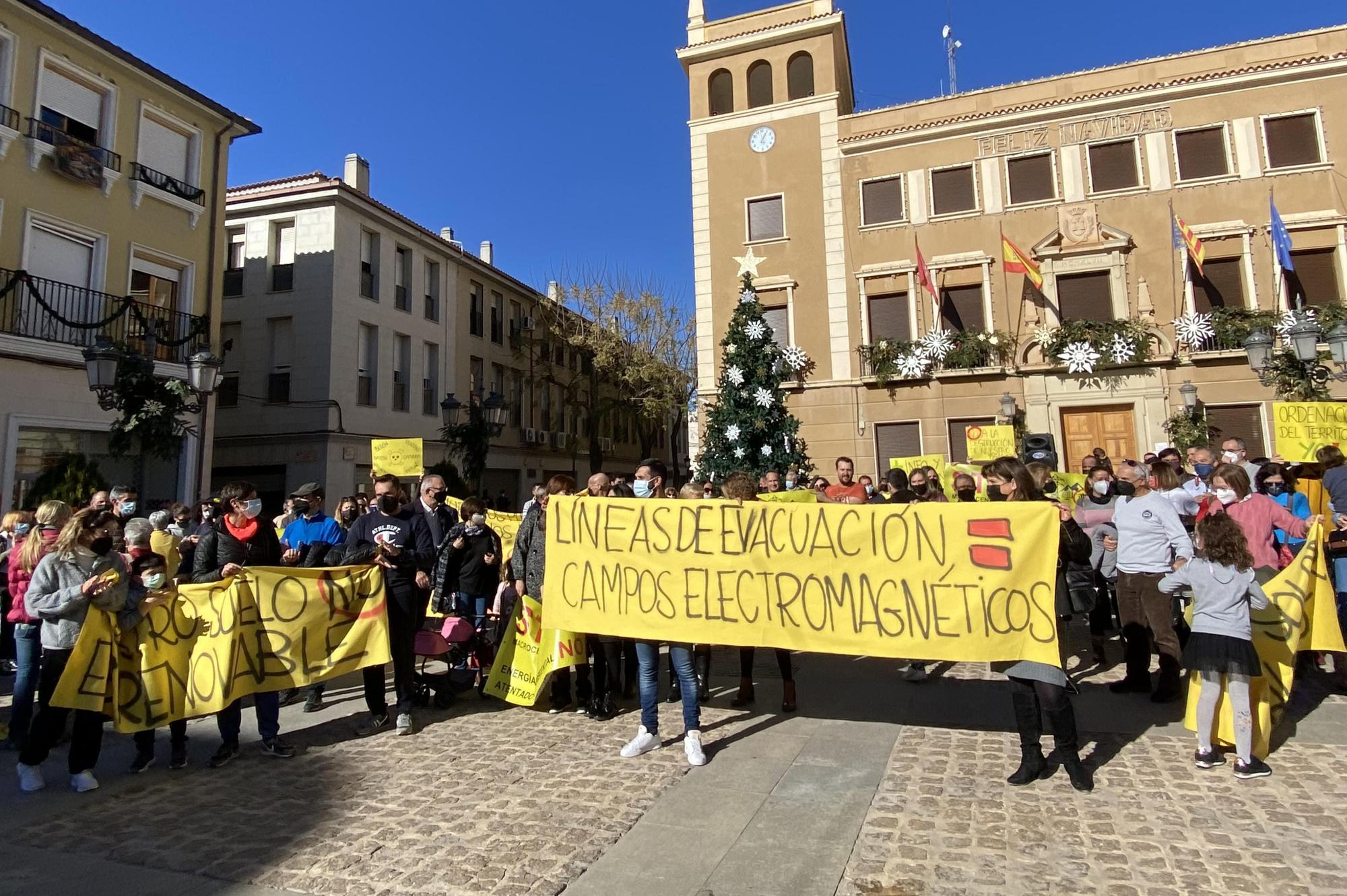 Concentración contra las macroplantas solares realizada este mediodía en Elda.