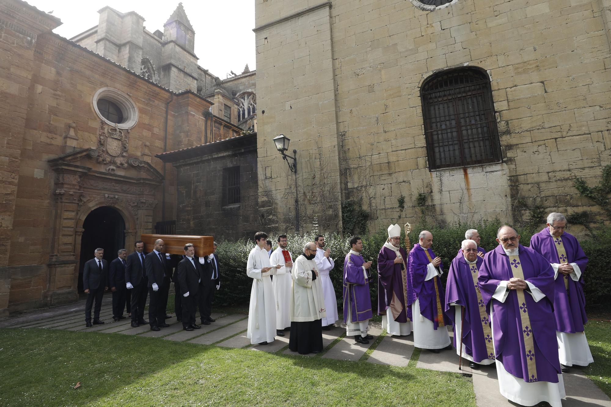 EN IMÁGENES: Asturias despide a Gabino Díaz Merchán en un multitudinario funeral en la Catedral de Oviedo