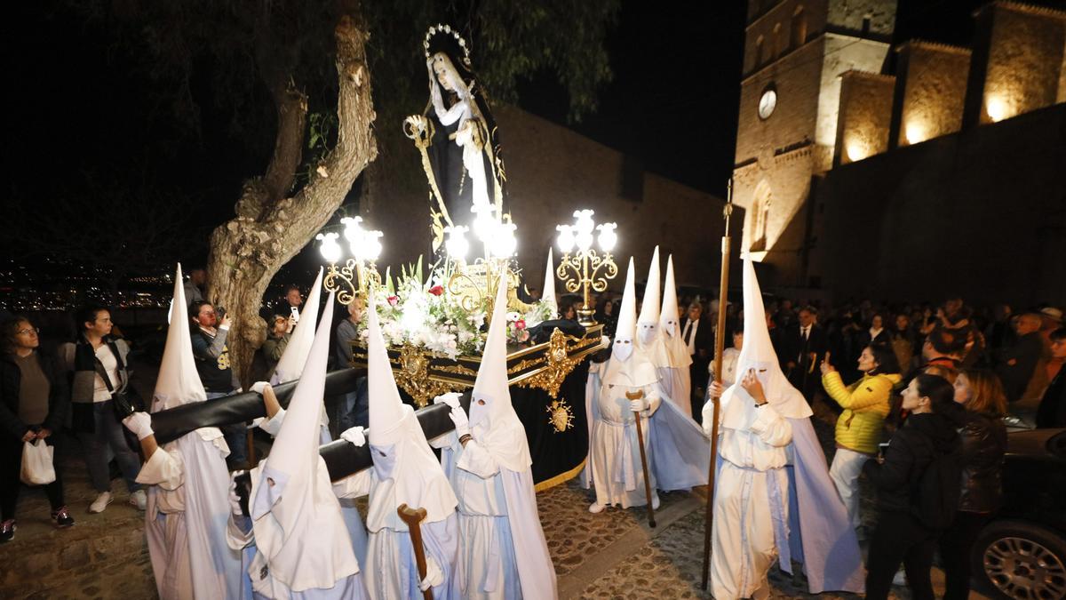 Mira aquí todas las fotos de la procesión del Viernes de Dolores en Ibiza