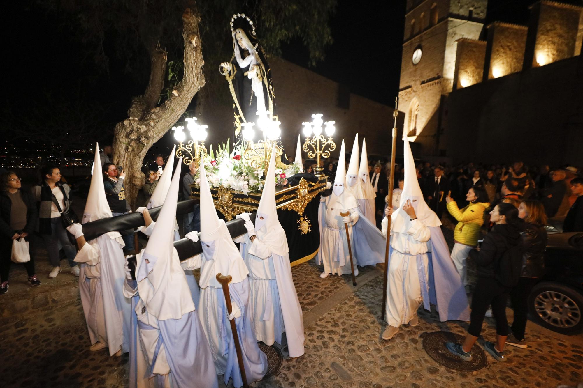 Mira aquí todas las fotos de la procesión del Viernes de Dolores en Ibiza