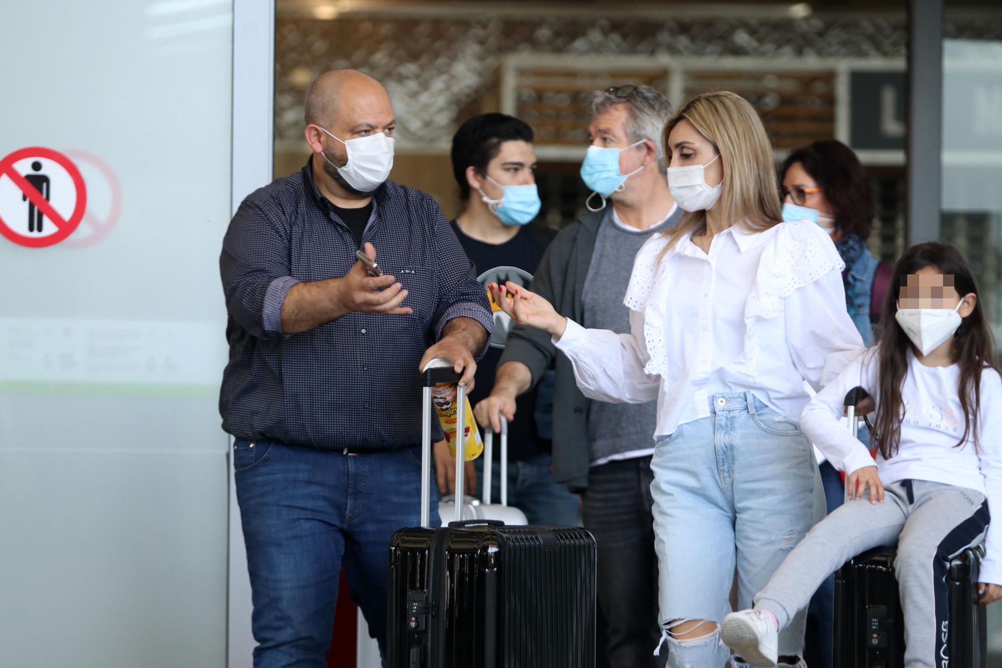 Turistas llegan al aeropuerto de Málaga el lunes 24 de mayo, tras relajarse las restricciones