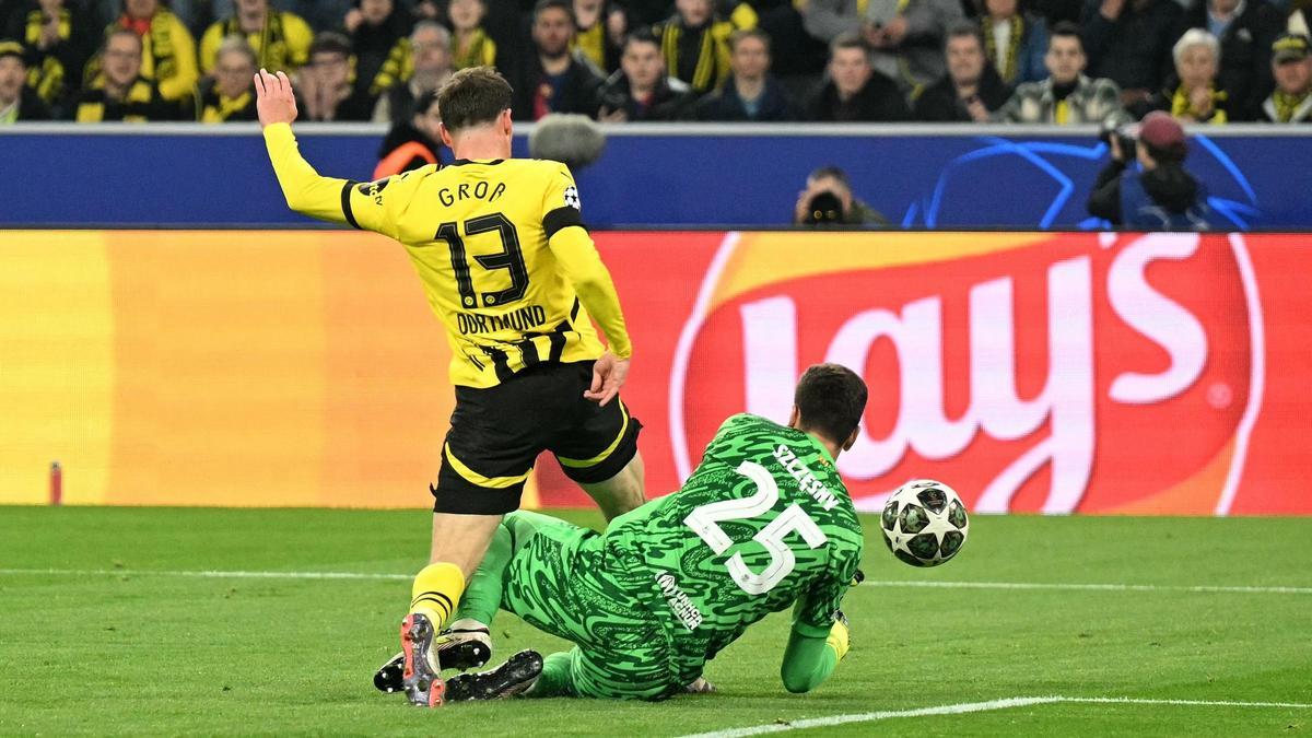 Szczesny comete penalti sobre Gross, que provocó el 1-0 del Dortmund sobre el Barça.