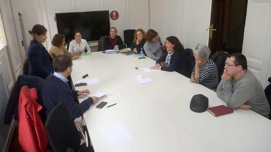 Las mariscadoras se reunieron ayer por la tarde con los grupos políticos de la corporación. // Noé Parga