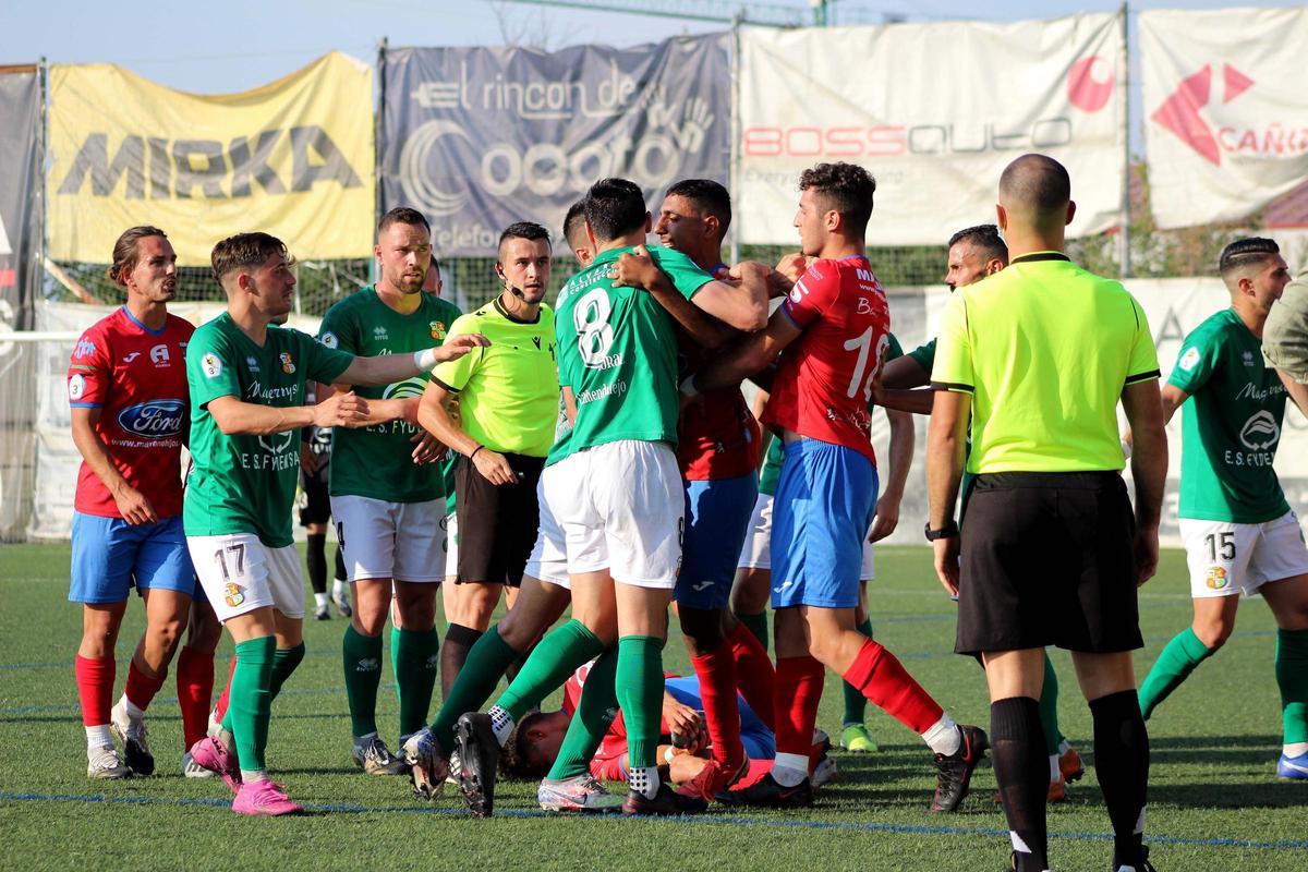 Tensión entre jugadors de los dos equipos.