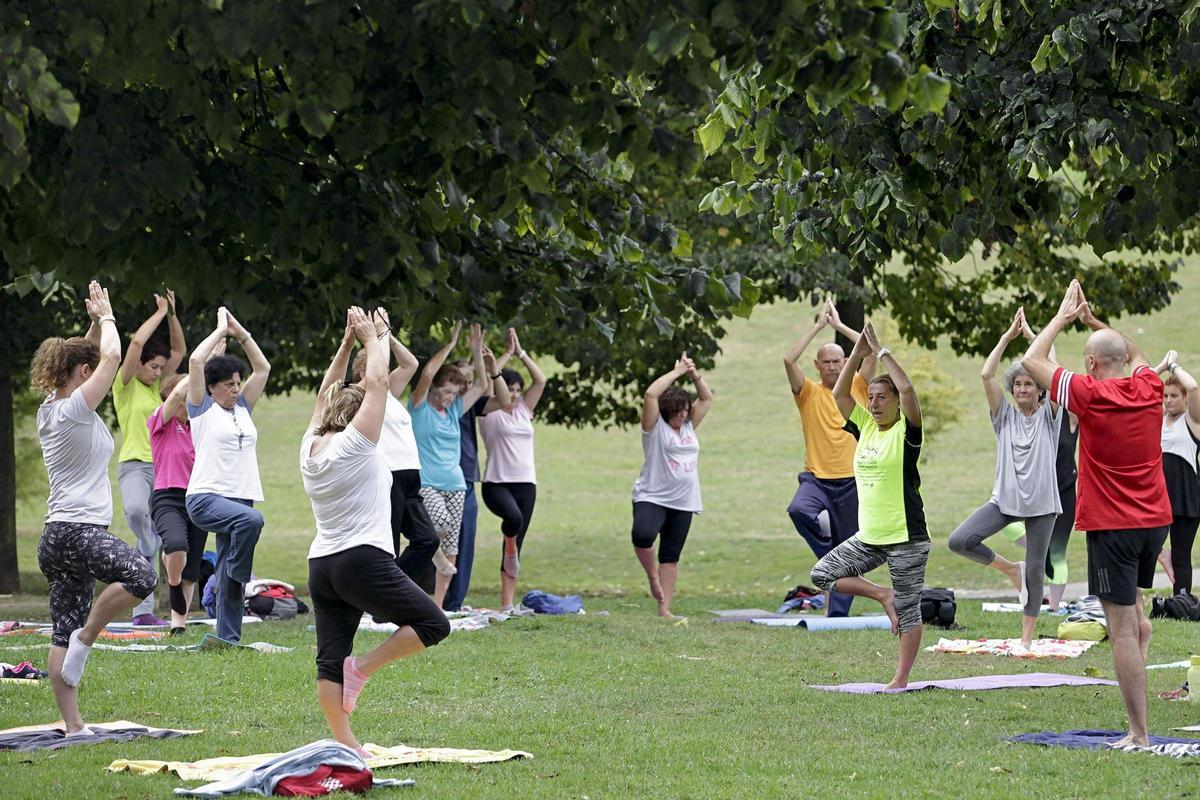Una clase de yoga al aire libre, en una imagen de archivo.