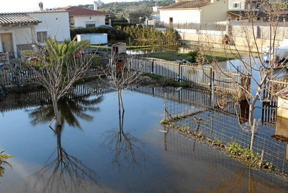 In dem kleinen Dorf in der Nähe des Flughafens von Mallorca steht das Wasser - und fließt seit Dezember nicht ab. Die Anwohner beklagen die Untätigkeit der Politik.