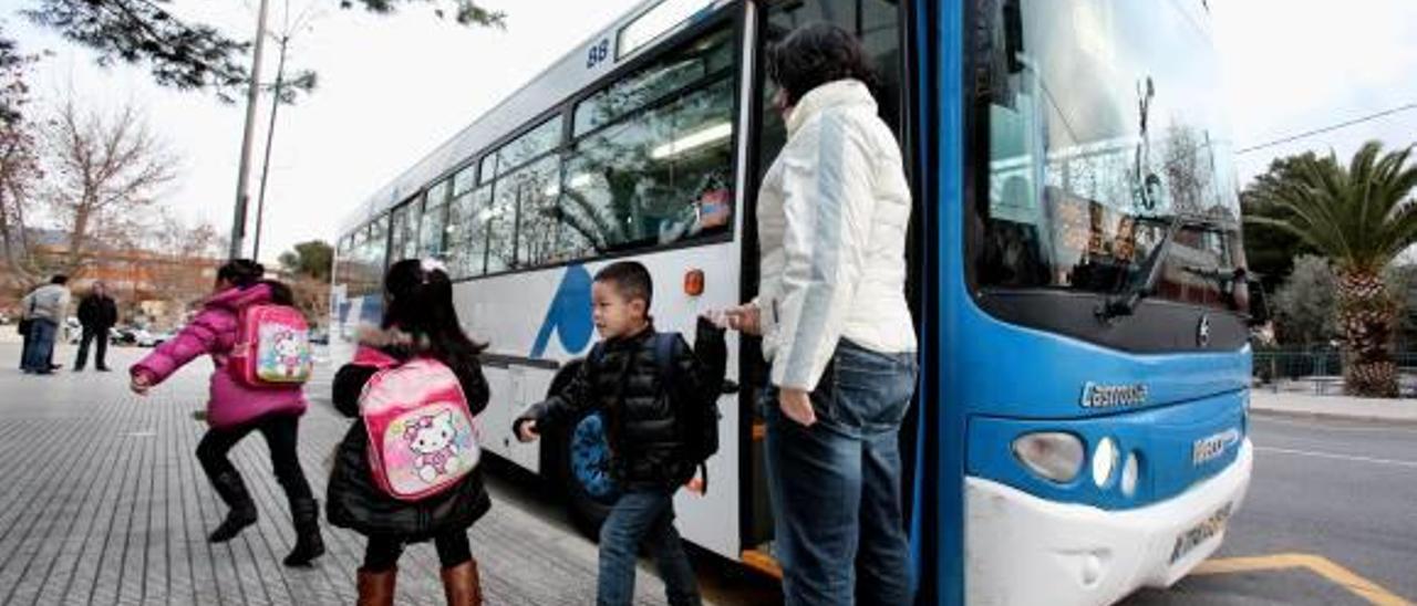 Escolares de Benidorm bajando del bus en el Salto del Agua.