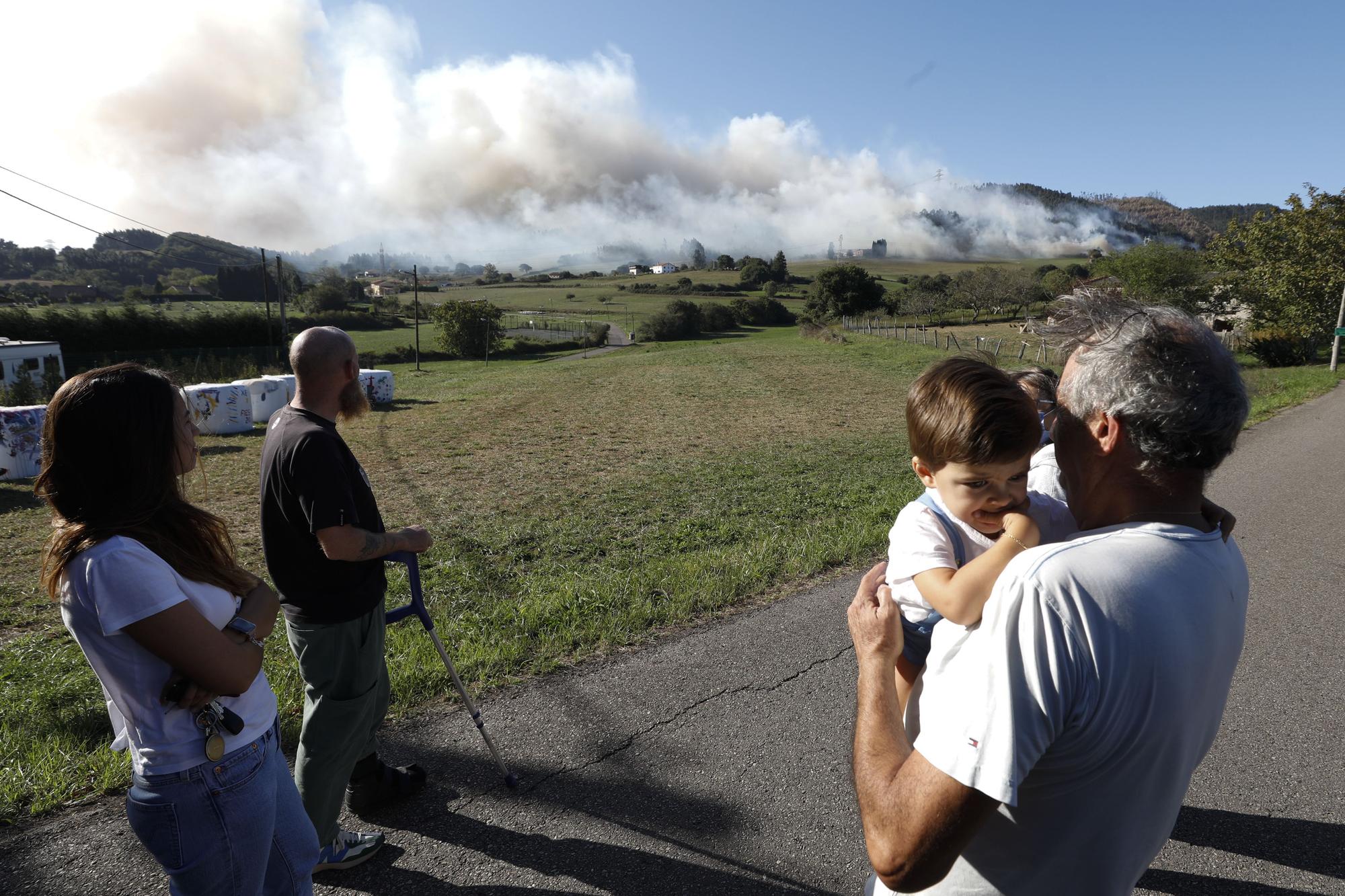 En imágenes: se reactiva el incendio en la vertiente gijonesa del Monte Areo