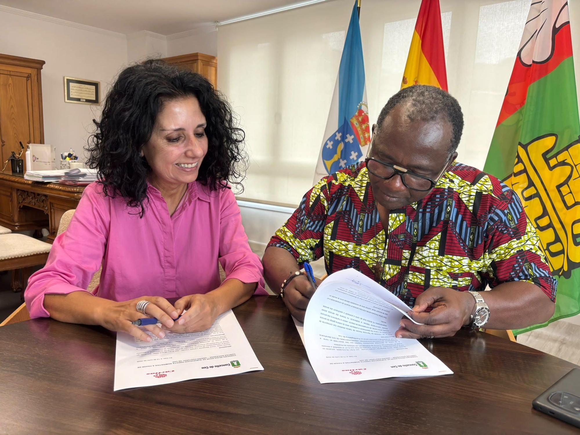 Margot Lamela e Desiré Kouakou Tanoh asinando o convenio.
