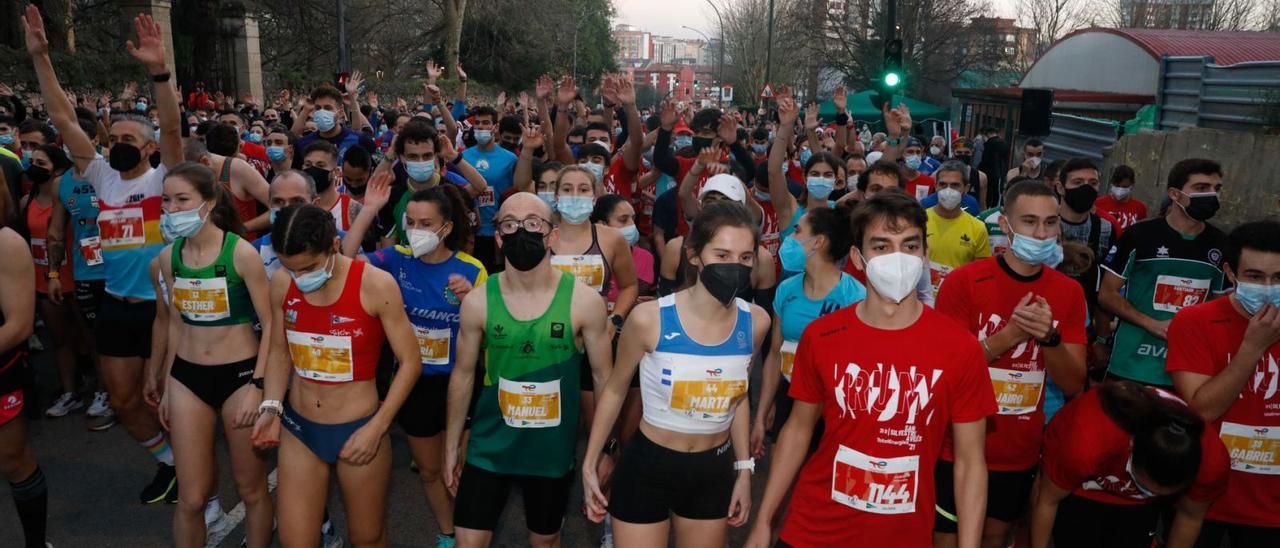 Los corredores, en la salida, en calle de Cervantes. | Mara Villamuza