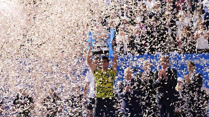 Alcaraz se exhibe ante Tsitsipas y gana su segundo título consecutivo en Barcelona