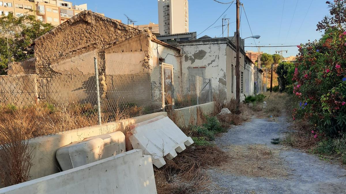 Una de las calles de la Sangueta con proliferación de maleza y edificios abandonados