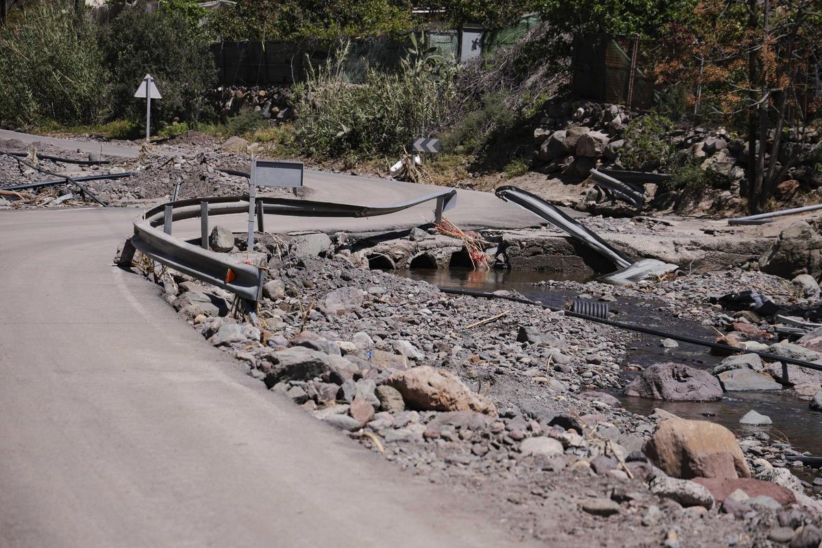Vallas destrozadas por el paso virulento del barranco de Arguineguín en la GC-505.