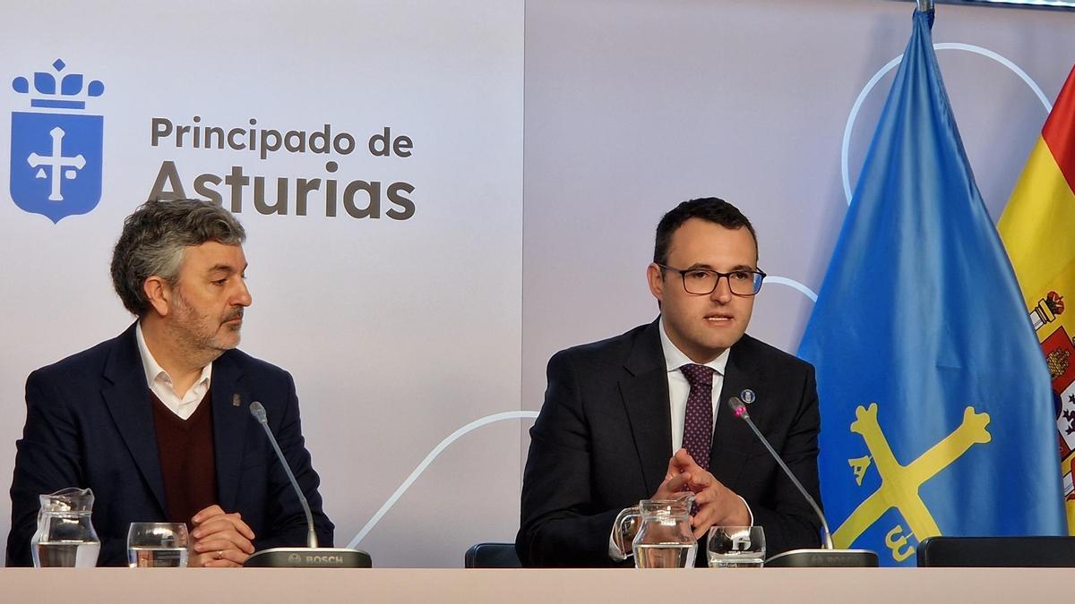 Alejandro Calvo y Guillermo Peláez presentan los acuerdos del Consejo de Gobierno.