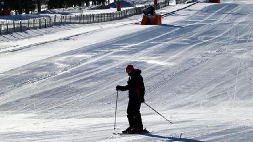 Un esquiador pràcticament sol al Port del Comte el 24 de gener del 2020