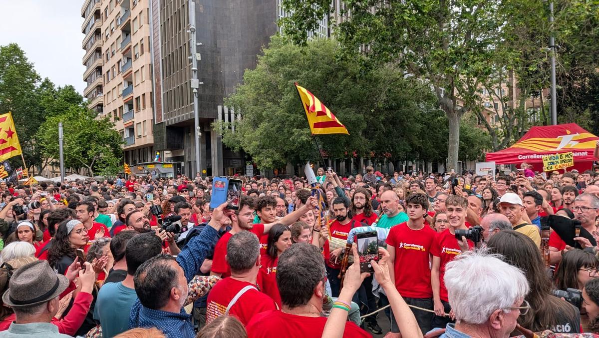 Miles de personas llenan Palma en defensa del catalán