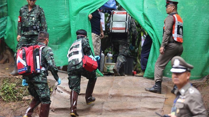 Rescatados los 12 niños y el entrenador atrapados en la cueva de Tailandia