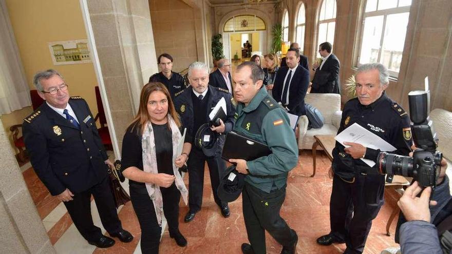 La subdelegada, con cargos policiales, antes de comenzar la reunión. // G. Santos