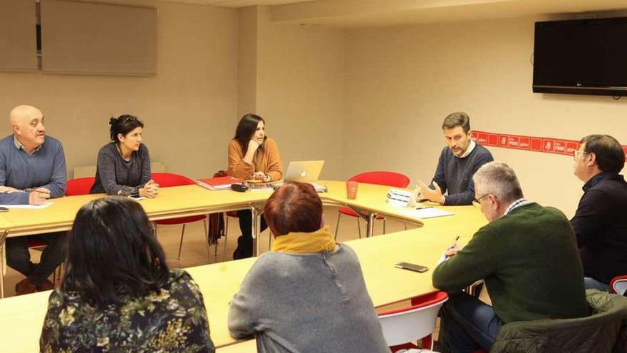 José María Pérez, presidiendo la reunión de ayer en la sede del PSOE de Gijón.