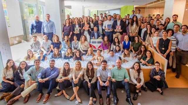 Equipo de Domingo Alonso Group en su sede central, reflejo del compromiso colectivo con la sostenibilidad, la innovación y el bienestar de las personas. |  | LP/DLP