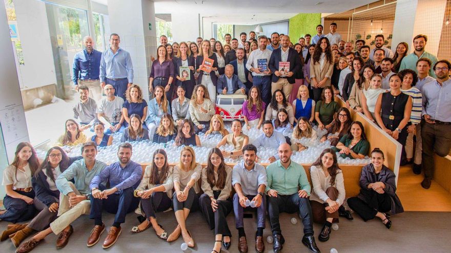 Equipo de Domingo Alonso Group en su sede central, reflejo del compromiso colectivo con la sostenibilidad, la innovación y el bienestar de las personas.