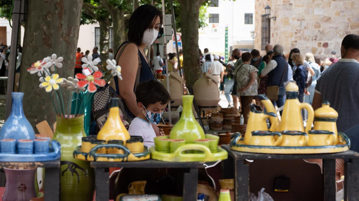 Una zamorana y su hijo contemplan un puesto de la Feria