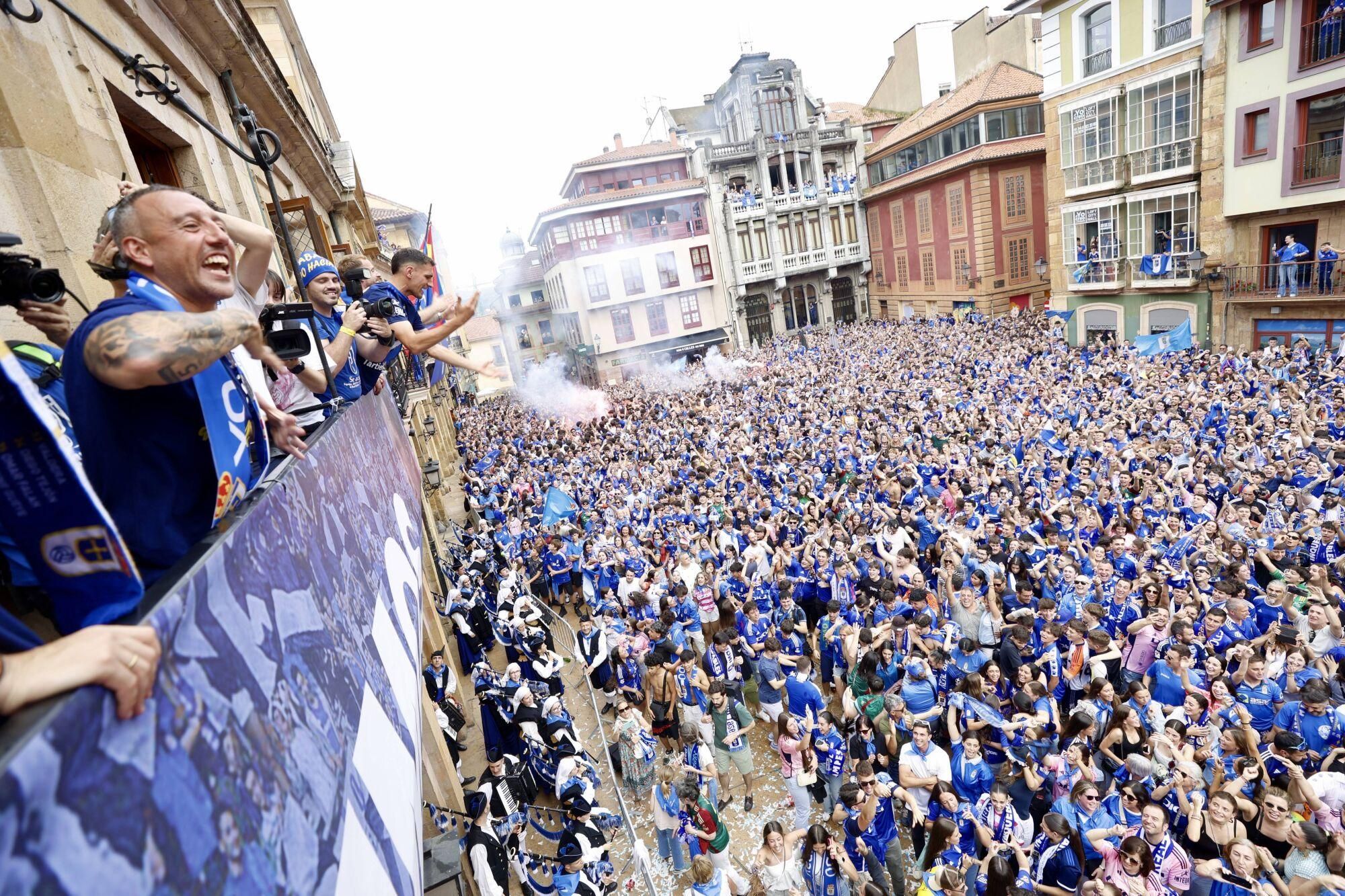 Locura azul en las calles de Oviedo para celebrar el ascenso del equipo a Primera División