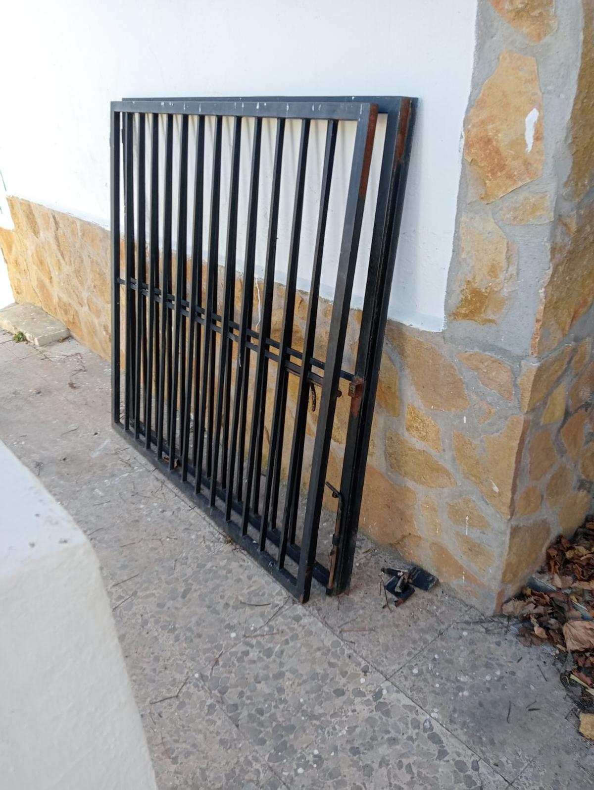 La cancela retirada por el Ayuntamiento de Puebla de Arenoso en Los Calpes que ahora la Audiencia Provincial obliga a reponer en su lugar.