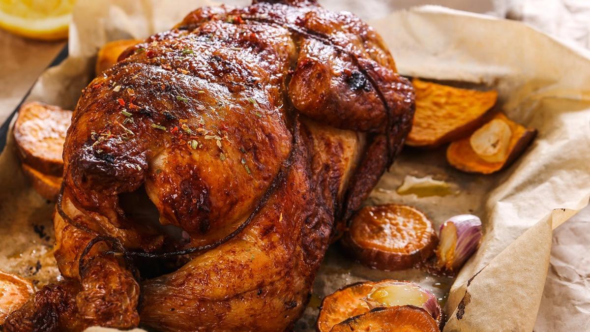 El pollo a l’ast es el equivalente culinario a la rumba catalana