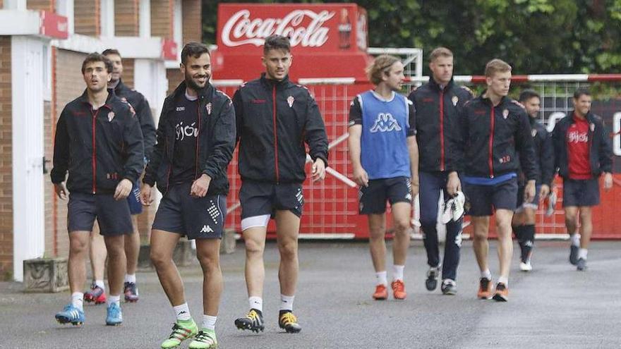 La plantilla del filial rojiblanco, ayer, camino del vestuario en Mareo.