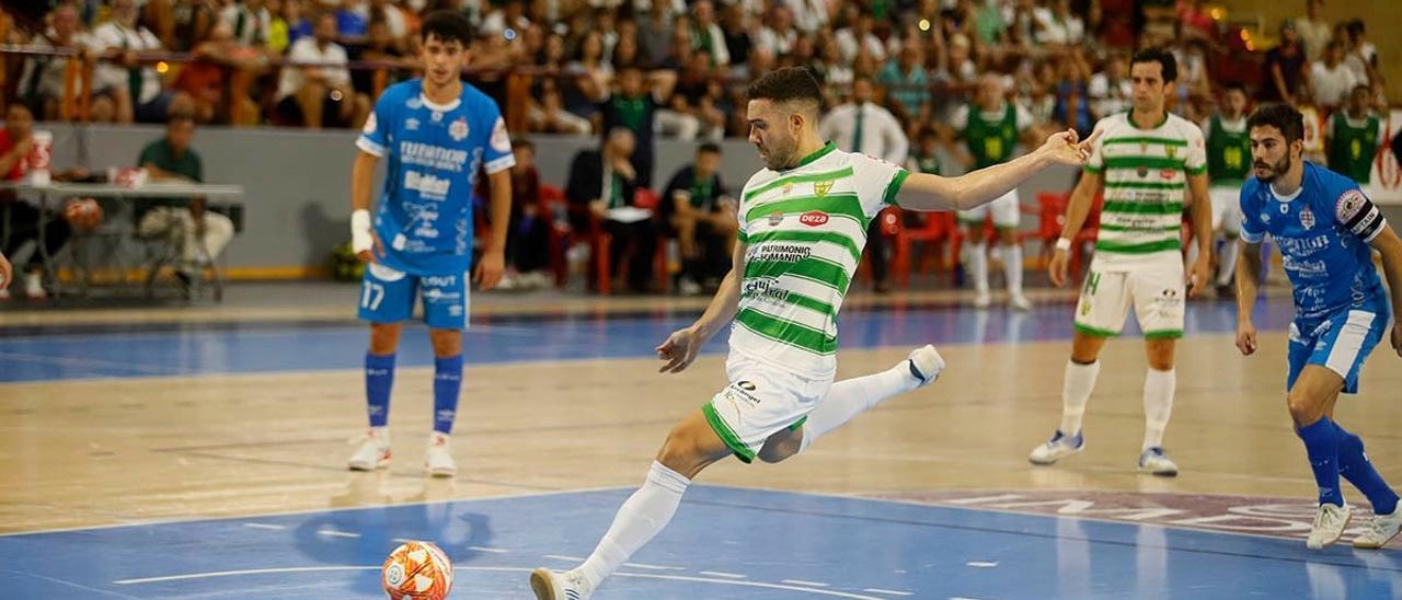 Alberto Saura ejecuta un doble penalti durante el partido ante el Noia en Vista Alegre.