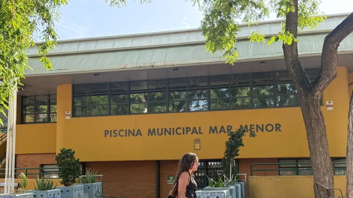 Fachada de la piscina municipal Mar Menor, en Murcia.