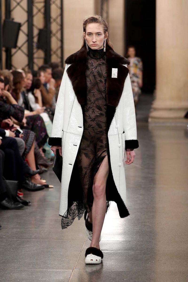 Modelo del desfile de Christopher Kane con 'crocs'