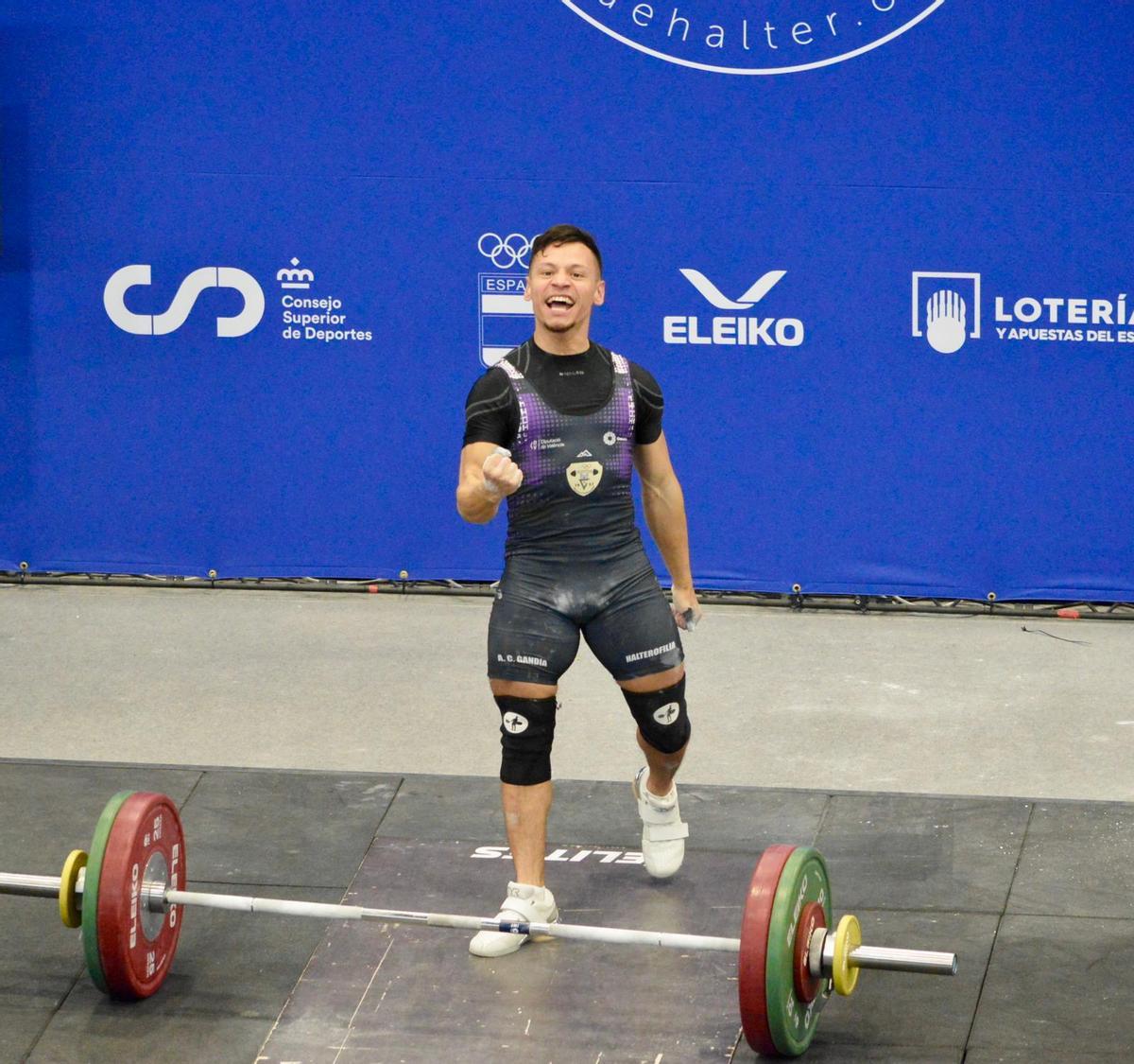 Michael Otero, del AC Gandia, celebra su éxito con la medalla de oro