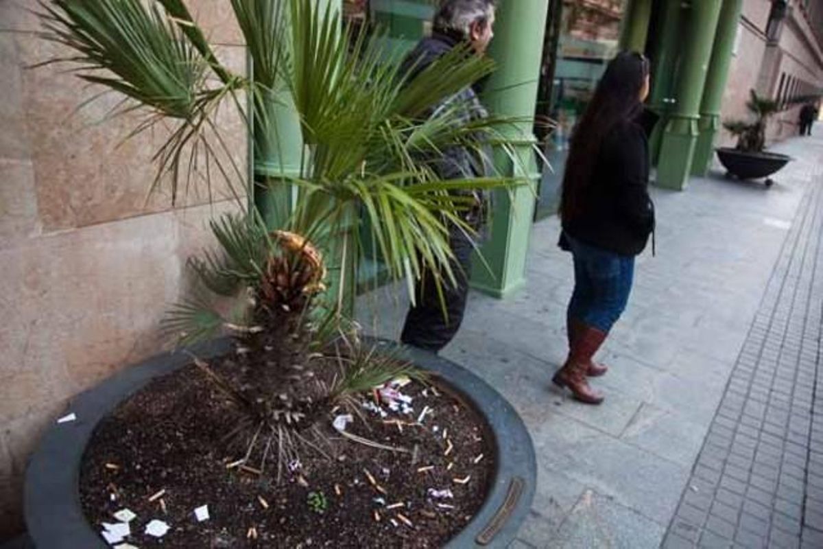 Cendrer improvisat a la porta de l’Hospital Clínic. Els únics centres de salut on la llei antitabac permet fumar són els centres psiquiàtrics.