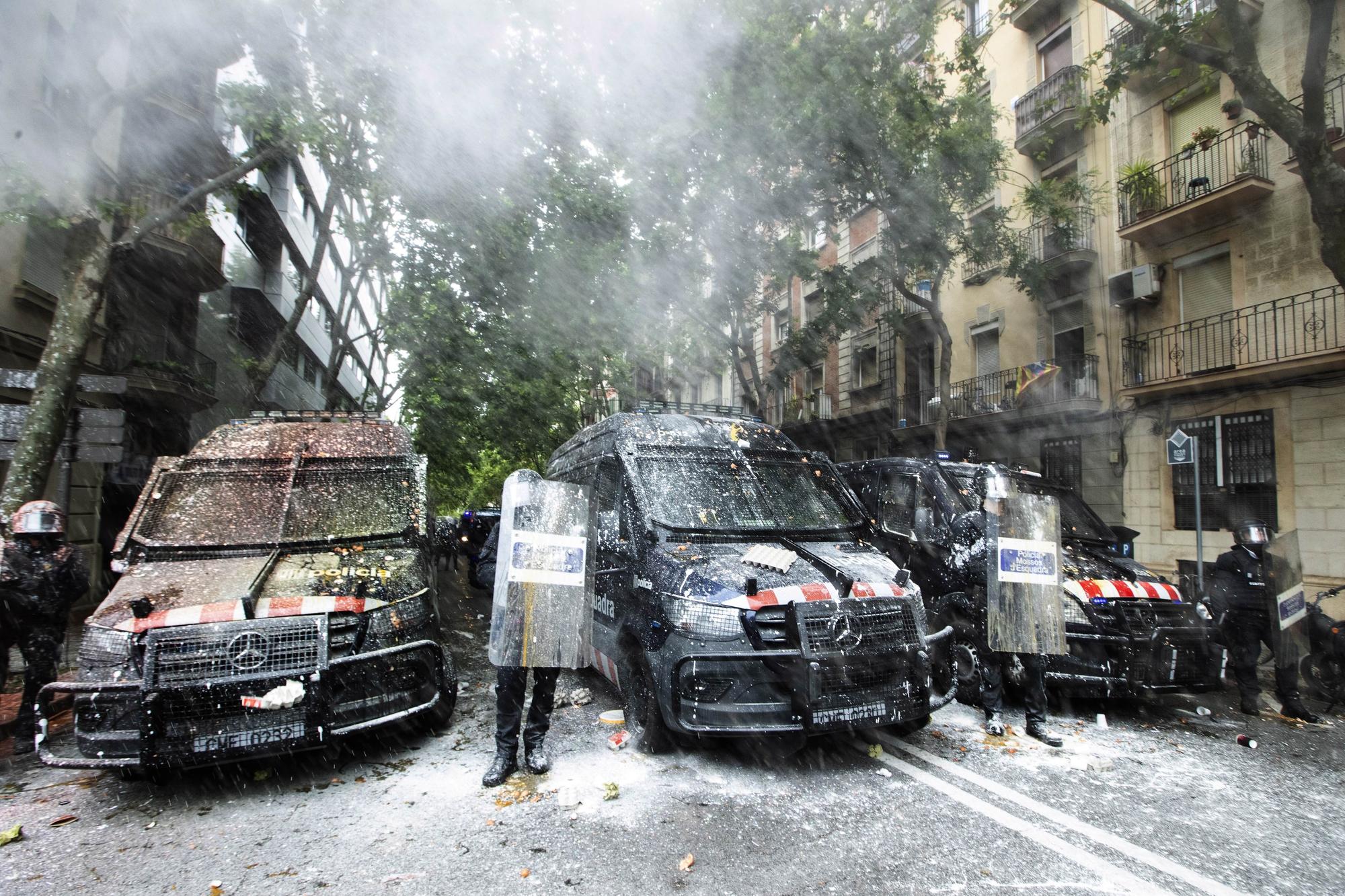 Càrrega policial i llançaments d'objectes i pintura en un desnonament a Barcelona