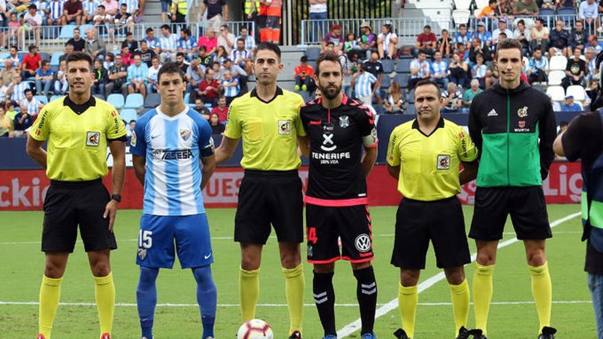 Vicandi Garrido, arbitrando el Málaga-Tenerife que se disputó la temporada pasada.