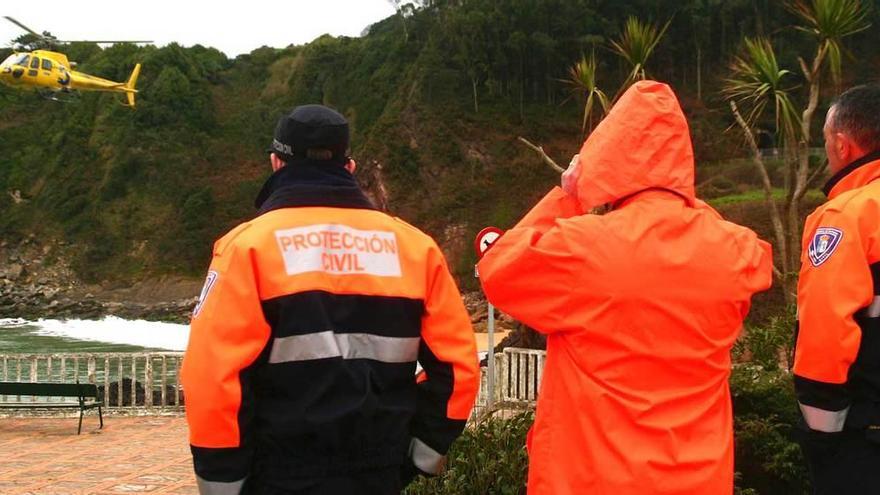 Voluntarios de Protección Civil, durante una operación.