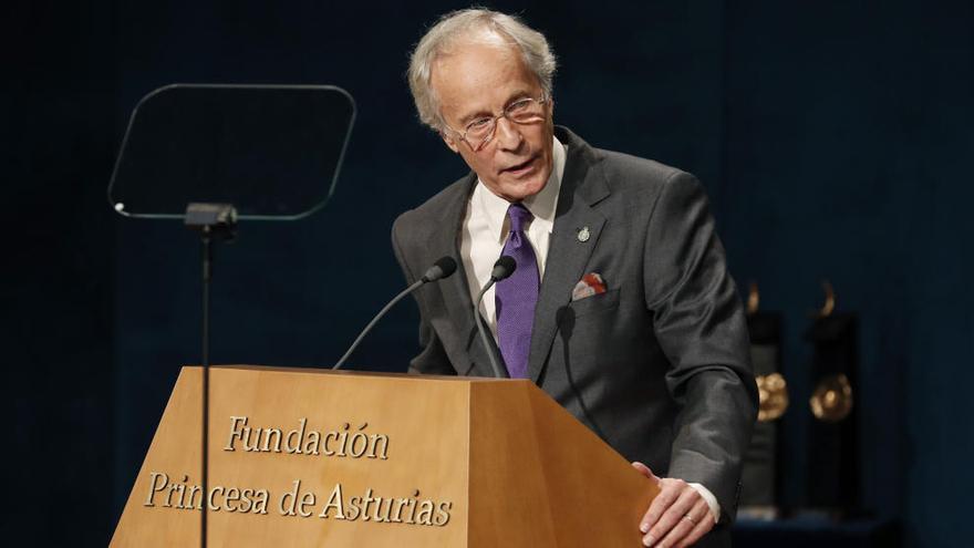 Richard Ford pide rescatar el valor de la palabra ´política´