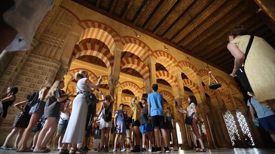 Turistas en la Mezquita-Catedral de Córdoba.