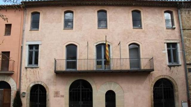 Bàscara estudia vendre's l'ajuntament per reduir el seu endeutament