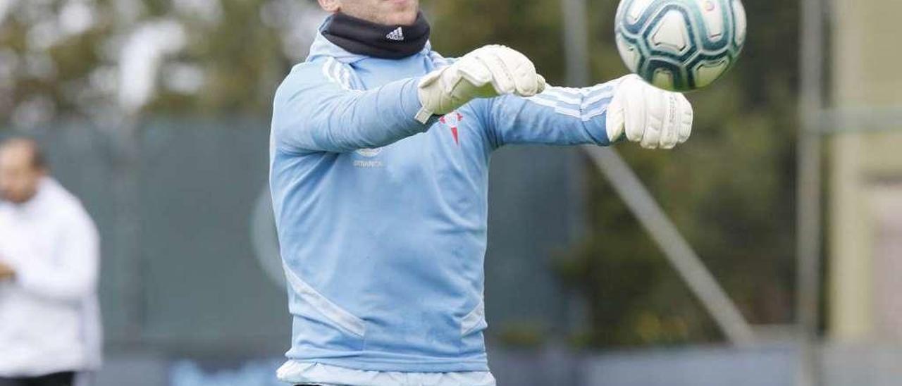 Rubén Blanco pasa un balón al inicio del entrenamiento matinal celebrado ayer por el Celta en A Madroa. // Alba Villar