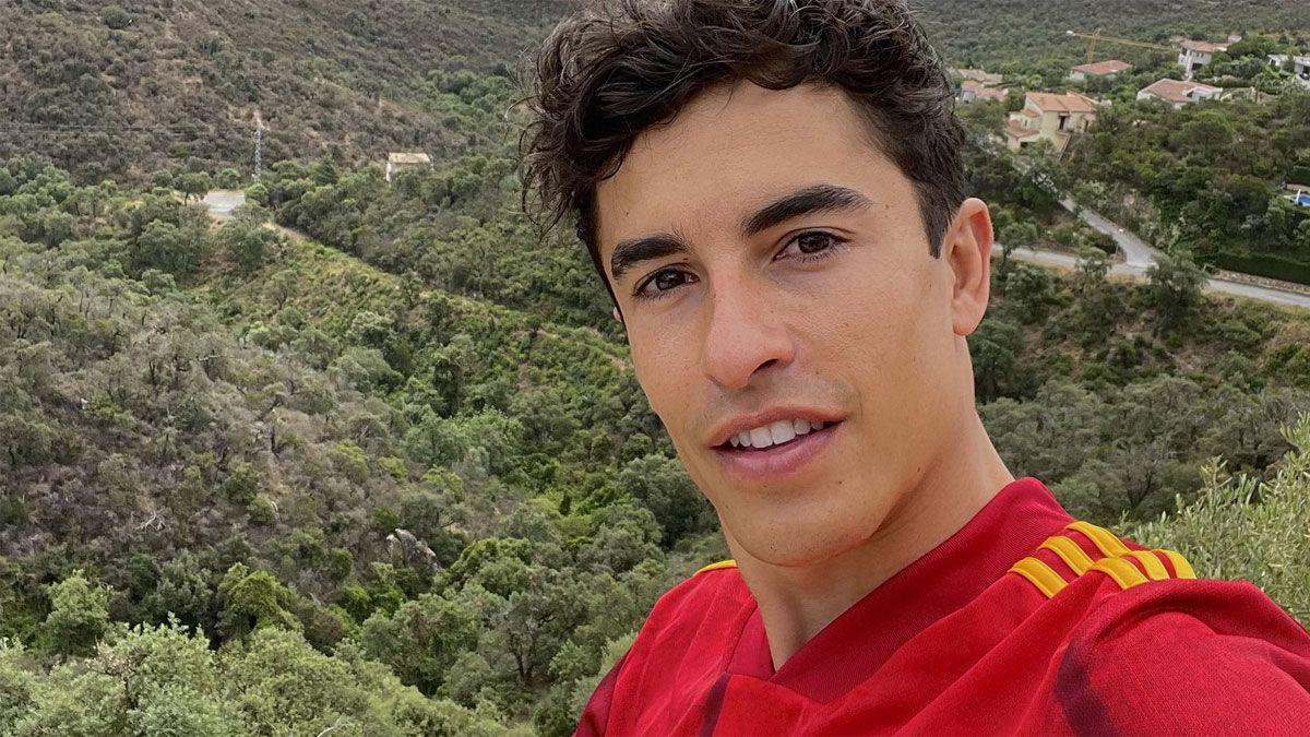 Marc Márquez, con a camiseta de selección española de fútbol