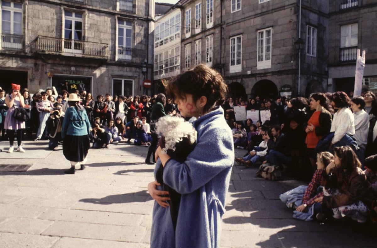 Manifestantes en Santiago de Compostela el 8M en 1992