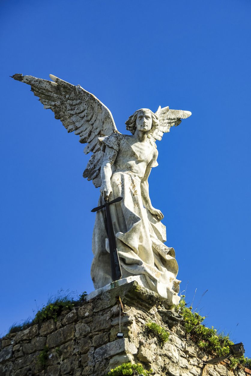 La escultura del Ángel Exterminador en el antiguo cementerio de Comillas