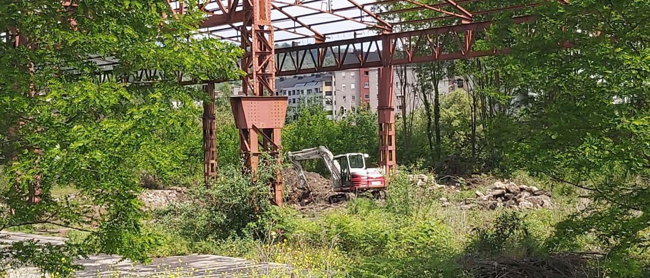 Una excavadora trabaja en los terrenos de los Talleres del Conde. | E. P.