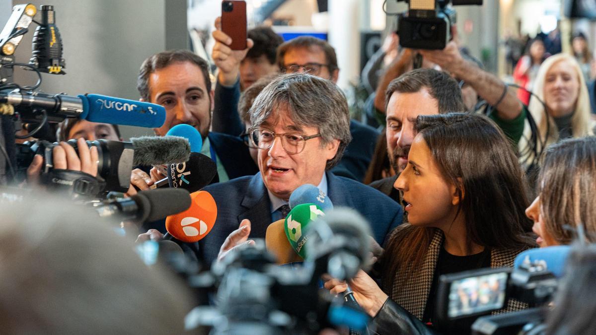 Carles Puigdemont atiende a los medios de comunicación en Estrasburgo.