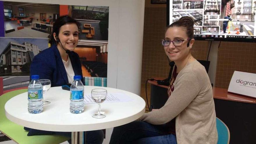 Carlota Abello, junto a Lucía Mon Santiago, ayer, en la cafetería de la Politécnica de Mieres.