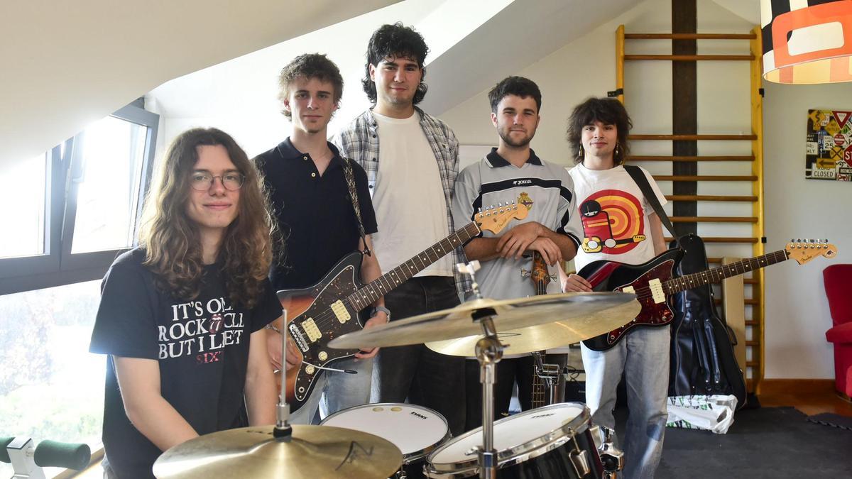 Los miembros del grupo coruñés Apolo 18, con Antón Lorenzo el segundo por la derecha